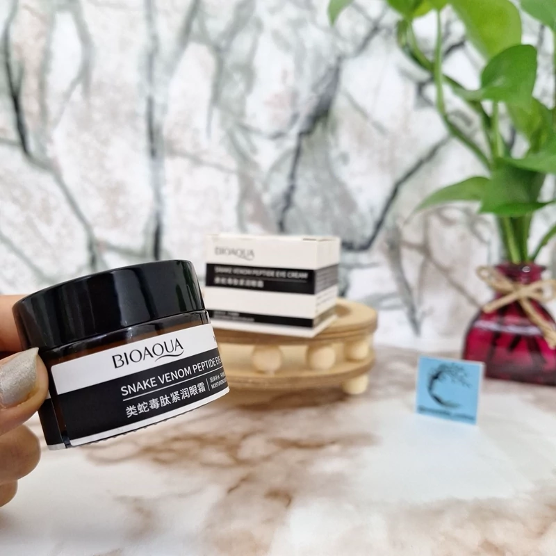 کرم دور چشم سم مار بیوآکوا ضدتیرگی وپف دور چشم وازبین بردن چین وچروک دور چشم